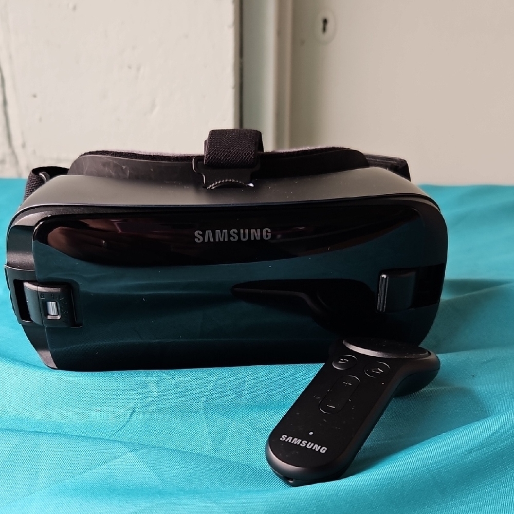 Samsung Black Smartphone VR Headset with Sleek Design